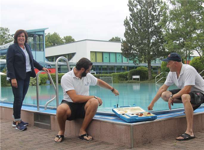 Im Mons-Tabor-Bad laufen die Vorbereitungen für die Wieder-Eröffnung auf Hochtouren, wie Badleiterin Ellen Eberth-Pöhler berichtet. Die Schwimmmeister Kevin Greff und Lars Schlotter kontrollieren regelmäßig die Wasserqualität. Foto: VG Montabaur