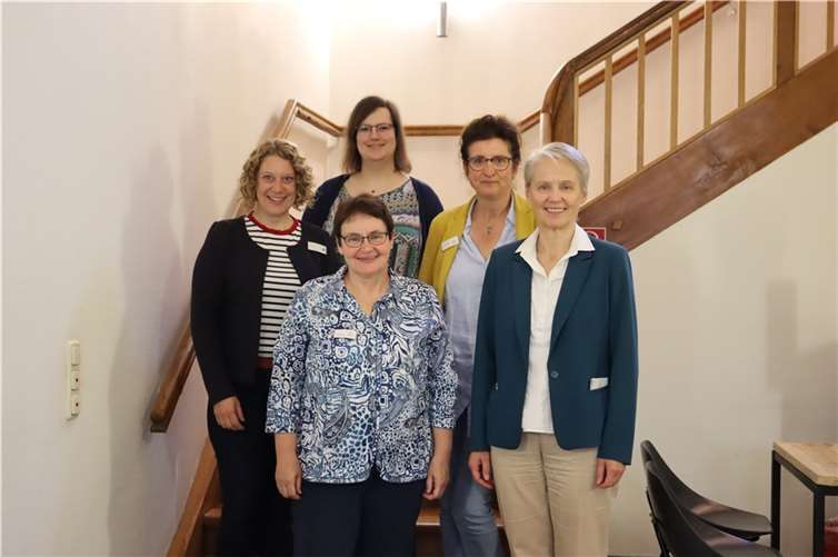 Im Montabaurer Rathaus verabschiedete Stadtbürgermeisterin Gabi Wieland (vorne rechts) die Leiterin der Stadtbibliothek Klaudia Zude (vorne links), in den Ruhestand. Mit dabei waren (hinten v.l.) Fachbereichsleiterin Helene Rörig, die künftige Bibliotheksleiterin Carina Senko sowie Ursula Kingen für den Personalrat der Stadt.  Foto: Stadt Montabaur / Christina Weiß)