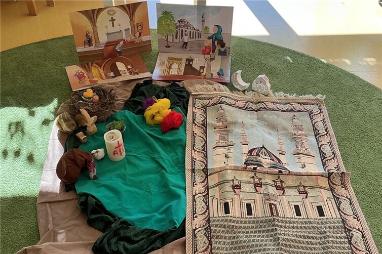 Im Morgenkreis besprechen die Erzieherinnen mit den Kindern die Themen Ostern und den Ramadan.