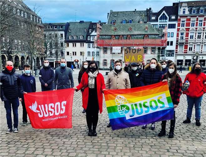 Im Nachgang einer Demo versammeln sich SPD und Jusos zum Gruppenbild. Foto: privat