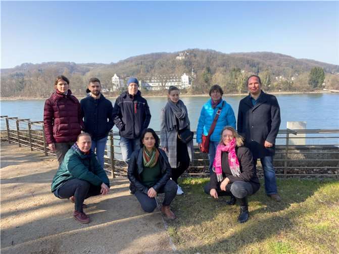 Im Nachgang zur digitalen Runde trafen sich die Grünen von beiden Seiten des Rheins auf der Insel Grafenwerth zu einem kurzen persönlichen Gedankenaustausch (vorn von rechts Ann-Kathrin Schrepfer, Derya Gür-Seker und Stefani Jürries).  Foto: privat