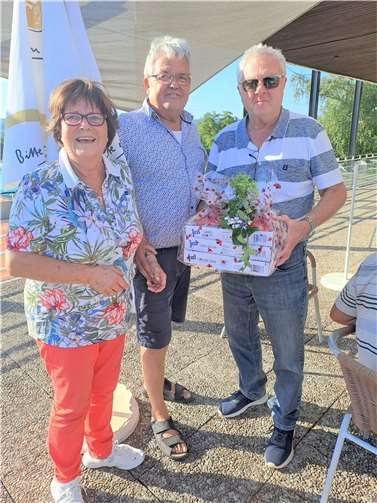 Im Namen aller Boule-Spieler bedankten sich Karin Sauter und Bernd Franzmann bei Horst Noll (v. li.) für sein jahrelanges Engagement für die Boule-Abteilung des TC Neuwied. Foto: TC Neuwied