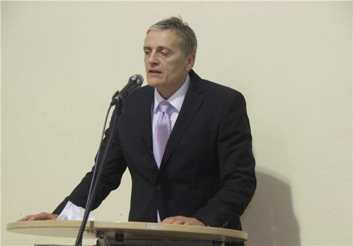 Im Namen aller im Verbandsgemeinderat vertretenen Fraktionen hielt Norbert Heidgen eine Ansprache und überreichte Marcel Caspers eine Auswahl von Lebensmittel-Spezialitäten aus dem Verbandsgemeindegebiet.