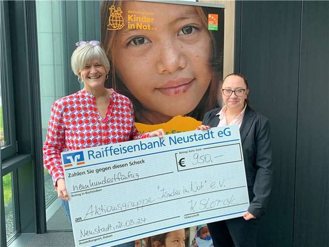 Im Namen der Aktionsgruppe bedankt sich Claudia Kirschbaum (links) bei Klaudia Storck für das Engagement in Roßbach. Foto: privat