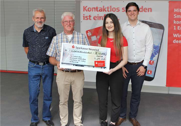 Im Namen der Auszubildenden überreichten Yasemin Altunkaya und Markus Ihrlich den Spendenscheck zur Sammel-Aktion stellvertretend für alle Vereine an Edi Kaul (l.), LG Rhein Wied, und Kurt Kühn (2.v.l.), Freundeskreis der Isenburg.Foto: privat