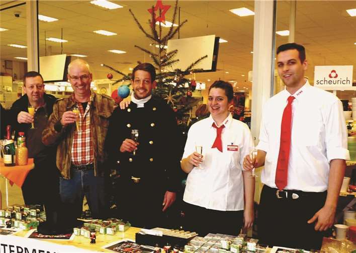 Im Namen der Geschäftsleitung der Rewe:XL Hundertmark und des Mitarbeiterteams der Mendiger Filiale wünschten Marktleiterin Stefanie Spurzem (2.v.r.) und ihr Stellvertreter D. Schmitz (rechts) gemeinsam mit dem angehenden Schornsteinfeger Florian Schlich allen Kunden ein gesundes und zufriedenes neues Jahr.privat