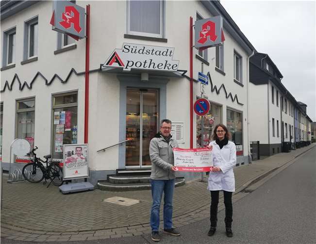 Im Namen der Krippenbauer und der Darsteller nahm Spielleiter Thomas Manstein dankend den Scheck von Eva-Maria Prause entgegen. Foto: privat