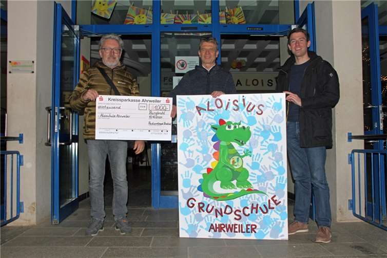 Im Namen der Schule bedankte sich der Schulleiter Herr Mührel herzlich für die Spende, die für die Anschaffung von neuen Sport- und Spielgeräten verwendet wird.Foto: privat