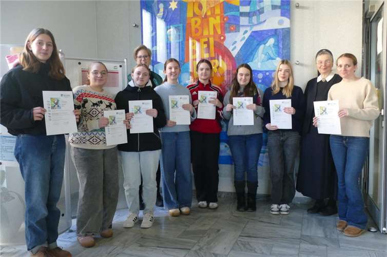 Im Namen der Schulgemeinschaft gratulierten Sr. M. Gabriele und Nadine Böhm den erholgreichen Schülerinnen. Foto: privat