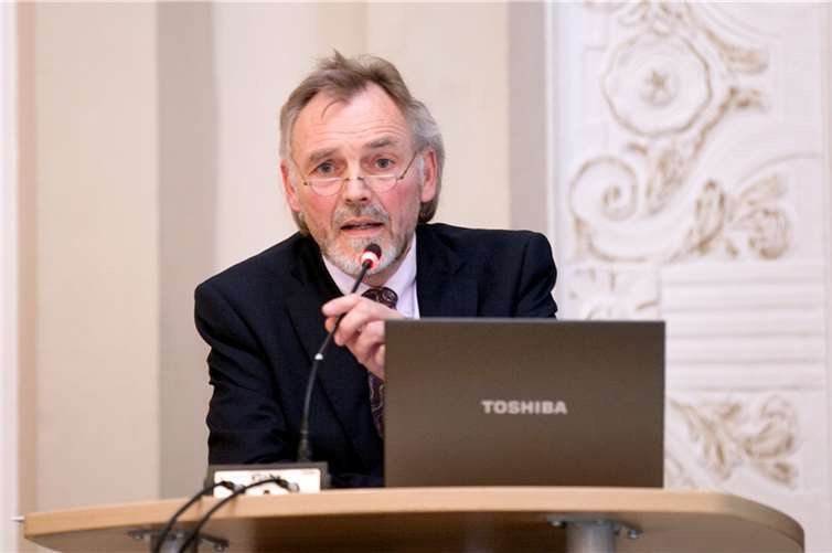 Im Namen der Stadt Bad Neuenahr-Ahrweiler griff Rechtsanwalt Dr. Thomas Heidel Vorstand und Aufsichtsrat der Aktiengesellschaft Bad Neuenahr bei der Hauptversammlung frontal an.