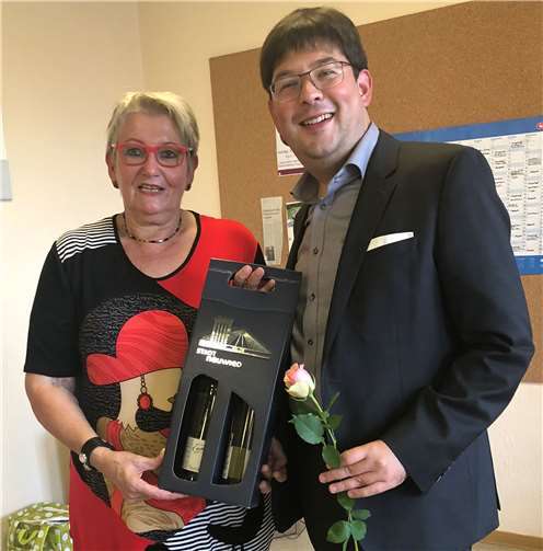 Im Namen der Stadt überreichte Mang beim Dorftreff ein Weinpräsent und lobte das Engagement der Bürger. Privat