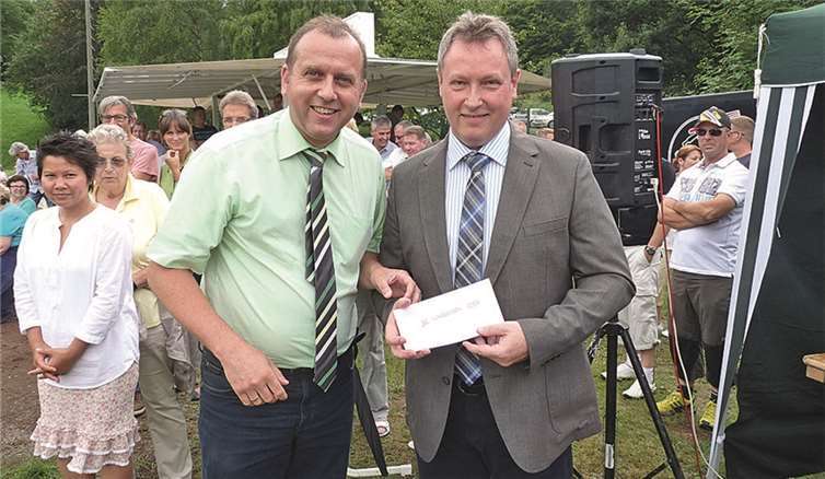 Im Namen der VG-Brohltal überreichte VG-Bürgermeister Johannes Bell dem Vorsitzenden Michael Bresk einen kleinen finanziellen Beitrag.