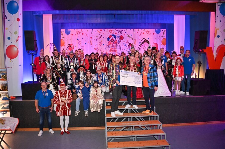 Im Namen der VR Bank RheinAhrEifel eG überreichten Thomas Theisen (Direktor des Regionalmarktes AhrBrohltal), Matthias Herfurth (Vorstand) und Sascha Monschauer (Vorstandvorsitzender) einen Spendencheck über 10.000 Euro an die anwesenden Karnevals- und Möhnenvereine.  Foto: Peter Seydel