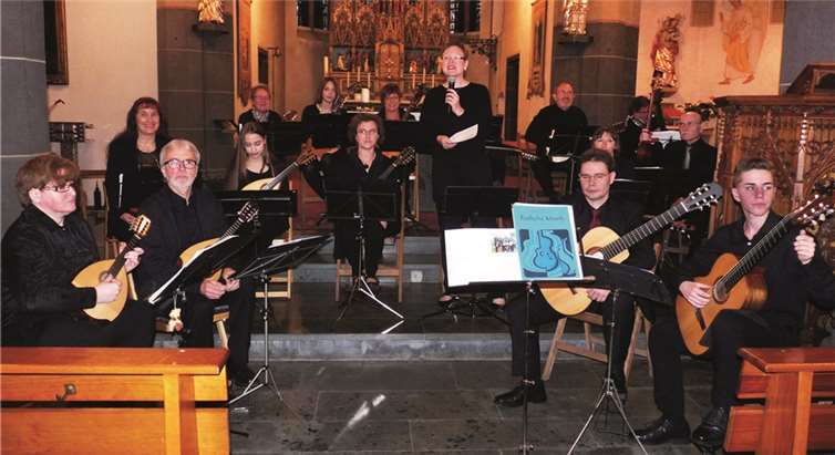 Im Namen des Mandolinenclubs „Wanderlust“ hieß Esther Rausch (Bildmitte) zahlreiche Besucher des Jubiläumskonzerts in der St. Genovefa Kirche willkommen.