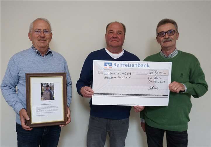 Im Namen seines im November verstorbenen Vaters überreichte Helmut Schumacher dem Dorfhausverein Miel e.V. einen Spendenscheck. Foto: privat