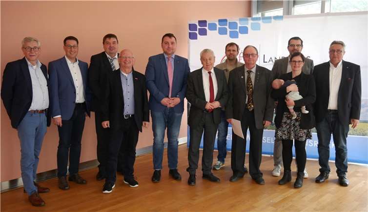 Im Namen von Ministerpräsidentin Malu Dreyer überreichte der Kreischef die Ehrennadel des Landes Rheinland-Pfalz an Helmut Brand aus Bullay. Foto: Andrea Ney