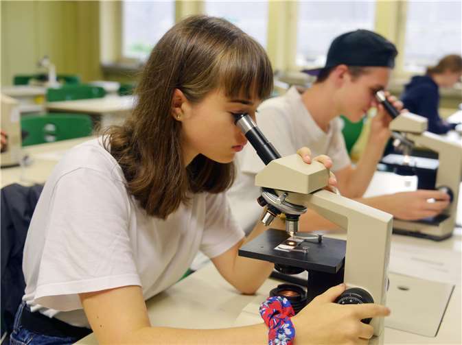 Im Naturwissenschaftsbereich erlebten die Gäste Experimente und Analyse hautnah.