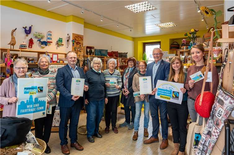 Im Neuwieder Eine-Welt-Laden freuen sich Alena Linke (Steuerungsgruppe Stadt Neuwied), Angelina Zahn (Steuerungsgruppe Kreis Neuwied), Oberbürgermeister Jan Einig, Landrat Achim Hallerbach sowie Ehrenamtliche des Eine-Welt-Ladens, dass der Fairtrade-Titel verlängert wurde.  Foto:Kreisverwaltung Neuwied/Martin Boden