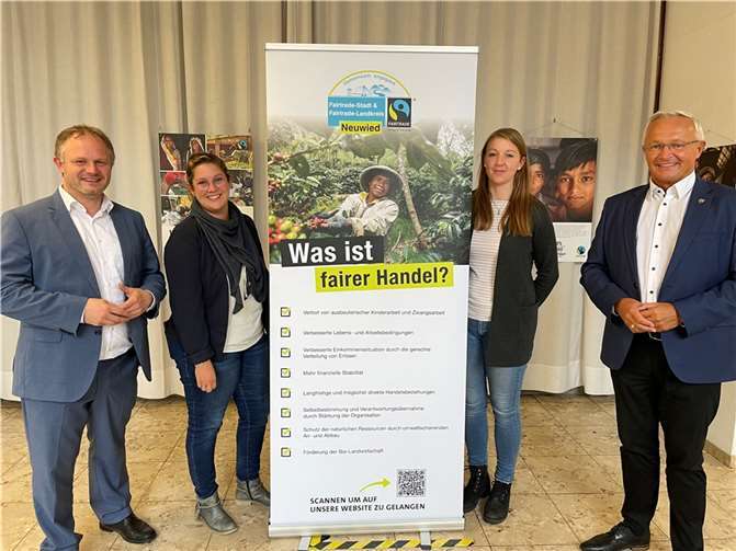 Im Neuwieder Kreishaus informiert eine Ausstellung zu den Arbeitsschwerpunkten von Fairtrade. Oberbürgermeister Jan Einig (von links), Gabi Schäfer, Alena Linke und Landrat Achim Hallerbach weihten sie ein.Foto: privat