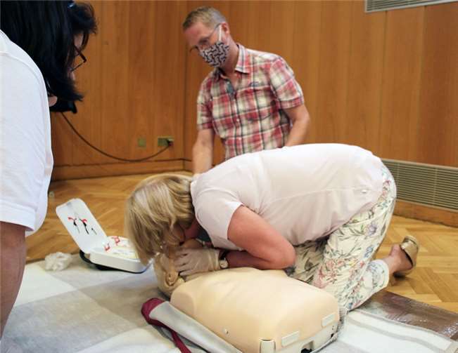 Im Notfall Leben retten muss geübt sein. Teilnehmer an Einführungsveranstalter lernten den Umgang mit öffentlichen Defibrillatoren in Selters.Foto: privat