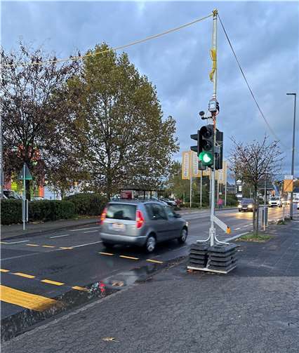 Im Notfall schalten sich die Ampel in der Johannesstraße und die Fußgängerampel in der Brückenstraße auf Rot.  Foto: Mira Bind / Stadtverwaltung