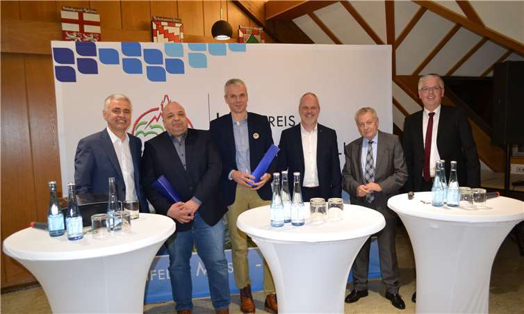 Im November 2019 stellten die Volksbanken und Raiffeisenbank im Landkreis gemeinsam mit der Kreisverwaltung Cochem-Zell die Crowdfunding-Plattform „Viele schaffen mehr“ vor, die sich steigender Beliebtheit erfreut.Foto: Raiffeisenbank Eifeltor eG