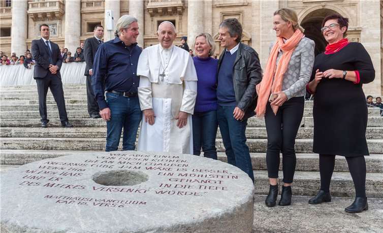 Im November 2019 wurde der Mühlstein an Papst Franziskus übergeben. Foto: Frank Hügle
