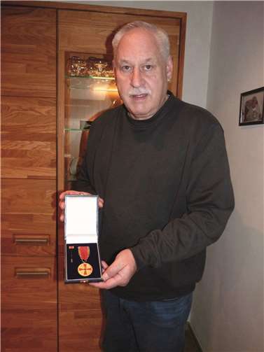 Im November 2021 wurde Eduard Pinger aus Welling für seinen über 40 Jahre währenden Einsatz mit der Verdienstmedaille des Verdienstordens der Bundesrepublik Deutschland ausgezeichnet.  Fotos: FRE