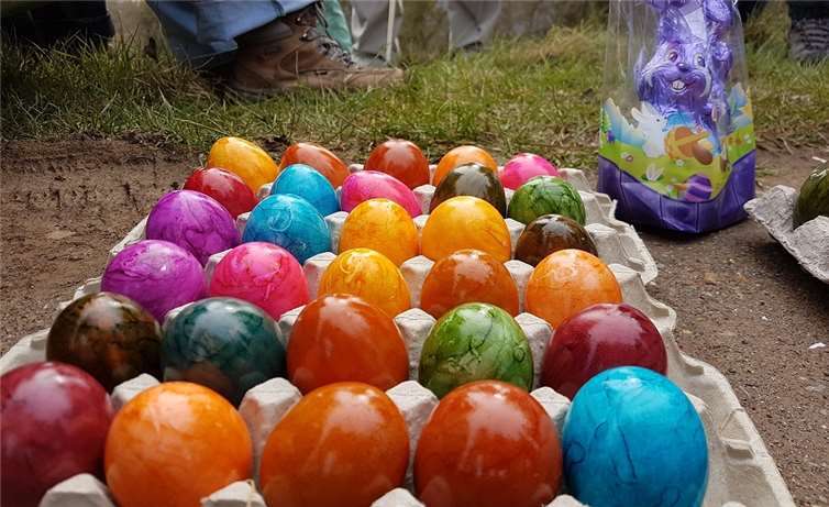 Im Nu waren die Ostereier gefunden undkonnten danach genüsslich verspeist werden.