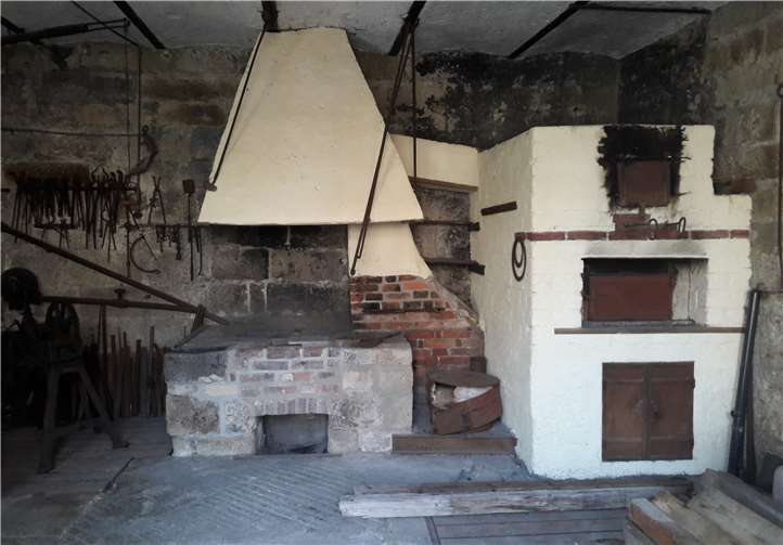 Im Ofen in der „Alten Schmiede“ wird das leckere Holzofenbrot gebacken. Foto: privat