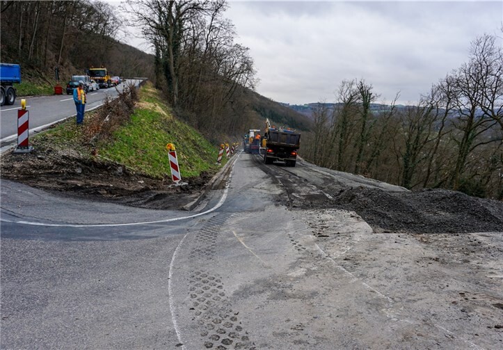 Im Oktober 2015 wurde mit der Stabilisierung der abgerutschten Böschung begonnen, die Arbeiten dauern noch an.