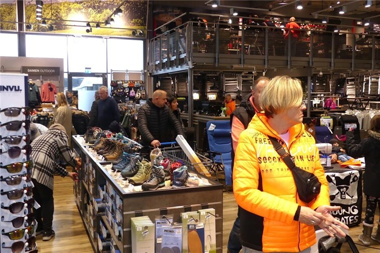 Im Outdoor-Outlet wartete Niesmann Caravaning bei vielen Artikeln mit bis zu 50 Prozent Preisnachlass auf.