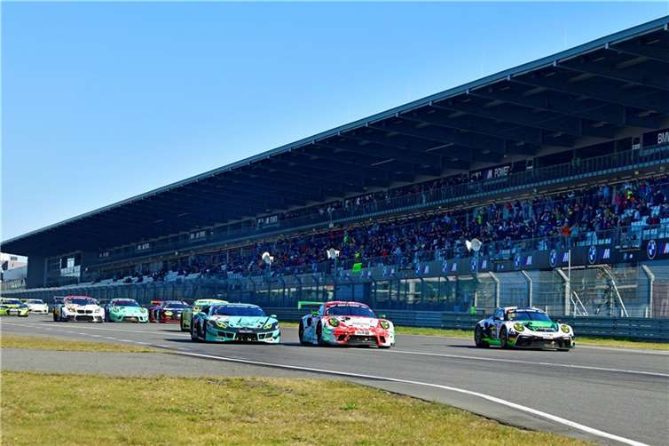 Im Parallelflug versuchen sich nach dem Start die Piloten der GT3-Boliden die Führung im Feld der 109 gestarteten Fahrzeuge zu sichern.