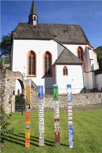 Im Park des Klosters Ehrenstein Seelenbretter der Künstlerin Bali Tollak ausgestellt. Foto: Wolfgang Dennig