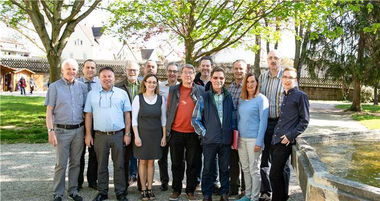 Im Park vor den Römerthermen machten sich die FWG-Vertreter der Stadt Bad Breisig ein Bild von dem von der städtischen CDU-Mehrheit beschlossenen Standort für die geplante Stadthalle.Foto: Christoph Geron