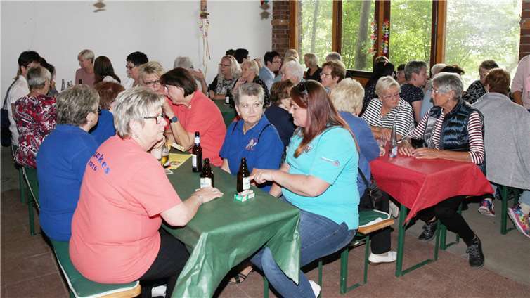 Im Pavillon der Waldmühle konnten sich die Möhnen von den „Strapazen“ der Wanderung erholen.