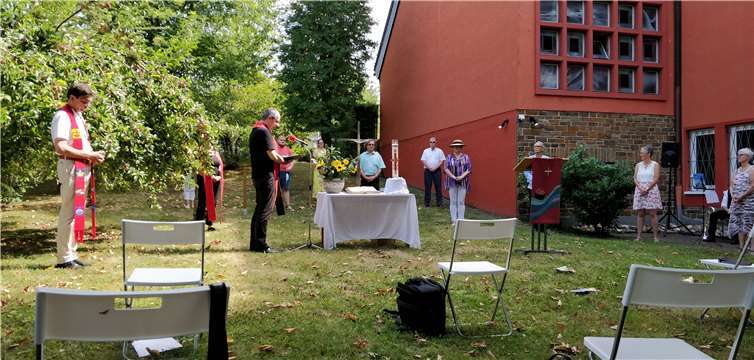 Im Pfarrgarten von Bad Hönningen wurde das neue Presbyterium eingeführt. Foto: privat