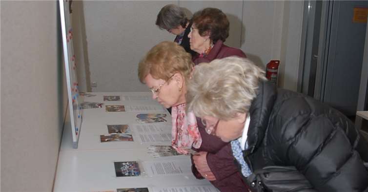 Im Pfarrheim hatte der Verein eine kleine Ausstellungzusammengestellt mit Briefen und Fotos von geförderten Schülerinnen und Schülern aus Nigeria. Foto: KER