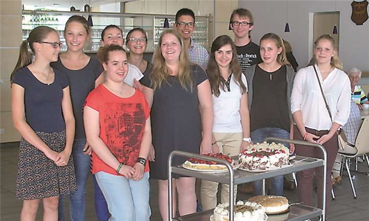 Im Pfarrheim trafen sich die Firmlinge, um für die Seniorinnen und Senioren der Stadt Kuchen zu backen. privat