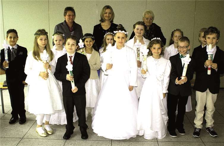 Im Pfarrheim warteten die 13 Kommunionkinder auf Pfarrer Andreas Arend. DL