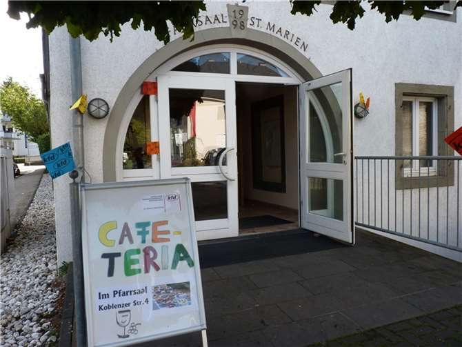 Im Pfarrsaal gab es Kaffee und Kuchen 