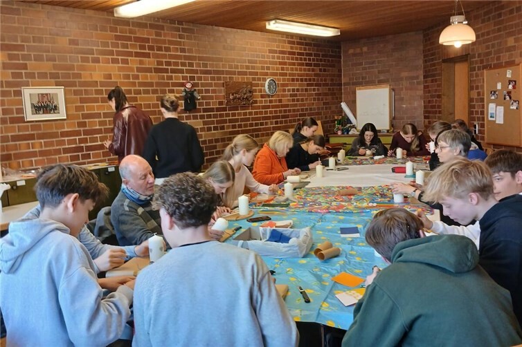Im Pfarrzentrum am Europaplatz wurden die Osterkerzen verziert.