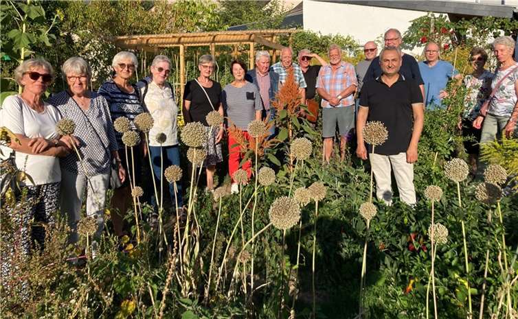 Im Pflanzenparadies von Tahim Es (vorne) holten sich Mitglieder des Obst- und Gartenbauvereins (OGV) Rheinbreitbach um den Vorsitzenden Norbert Buchbender (hinter Es mit Sonnenbrille) wertvolle Anregungen für den eigenen Gemüsegarten.  Foto: privat