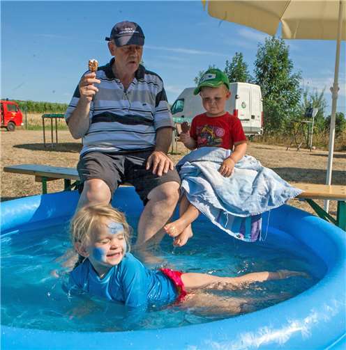 Im Planschbecken fühlten sich Kinder und Erwachsene wohl angesichts der großen Hitze beim Pfarr- und Familienfest im Eckendorf.JOST