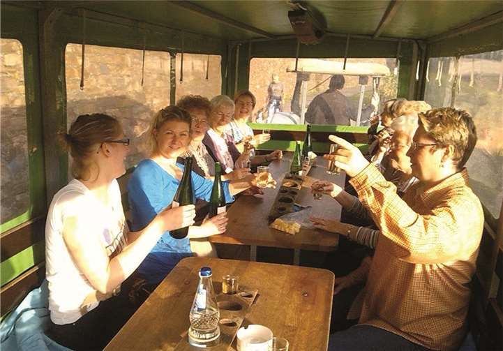 Im Planwagen ging es durch die Weinberge, wobei der Rebensaft ausgiebig getestet wurde. privat