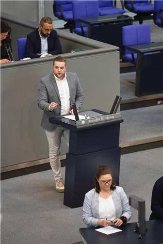 Im Plenum hält Martin Diedenhofen eine Rede zum CO2-Preis.  Foto: Christian Spies