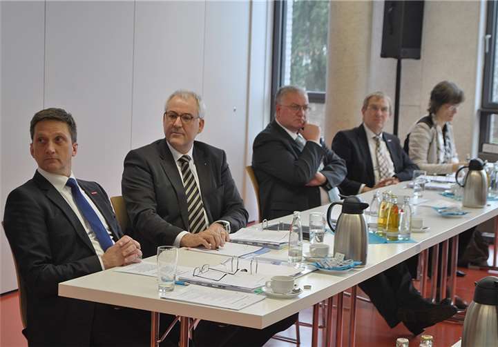 Im Podium der Vollversammlung (v.l.): Die Vizepräsidenten Joachim Noll und Mark Scherhag, Staatssekretär Uwe Hüser, Hauptgeschäftsführer Alexander Baden und Geschäftsführerin Barbara Koch (am Rednerpult und damit nicht im Bild Präsident Kurt Krautscheid).