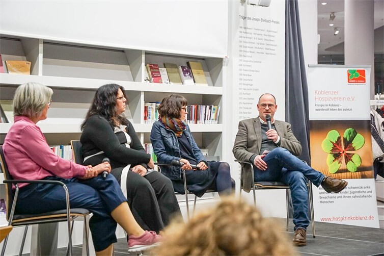 Im Podiumsgespräch sprach Claudia Schönershoven, stellvertretende Geschäftsführerin des Koblenzer Hospizvereins, mit Autorin Sandra Engels, Trauerbegleiterin Nathalie Ide und Kulturdezernent Ingo Schneider (von links) über persönliche Verlusterfahrungen, die Begleitung Trauernder und den gesellschaftlichen Umgang mit Trauer.