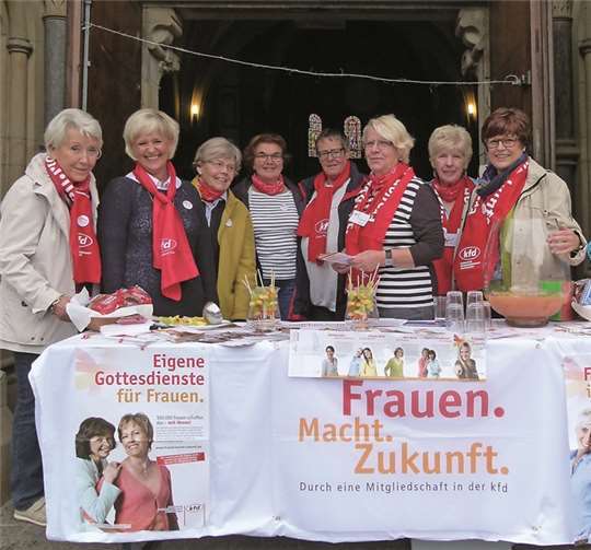 Im Portal der Herz Jesu Kirche bauten die Frauen der kfd Herz Jesu, kfd St. Elisabeth und kfd St. Josef ihren Infostand auf. privat