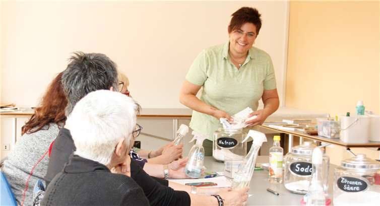 Im „Praxiskurs Klimaschutz“ gibt Kordula Honnef, Gärtnerin im Klostergarten der Waldbreitbacher Franziskanerinnen, Tipps, wie sich mit simplen Hausmitteln Pflege-, Kosmetik- und Haushaltsprodukte einfach selbst herstellen lassen.Foto: Franziska Sprenger